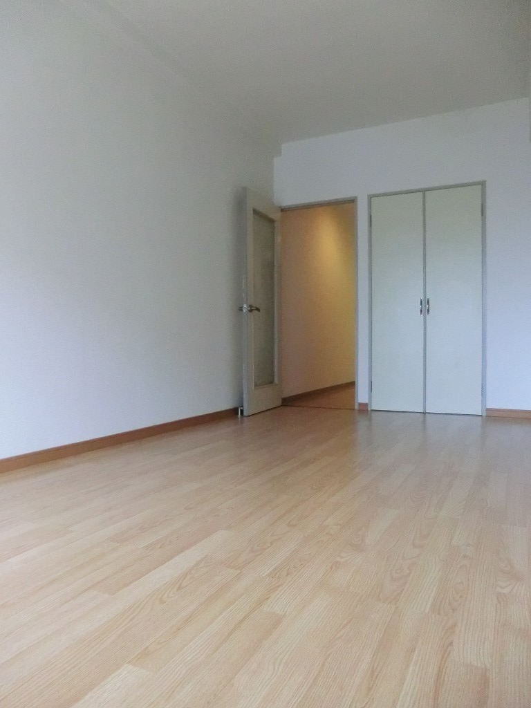 Living and room. Auto-lock equipped