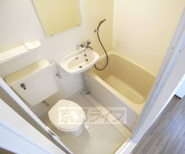 Bath. Easy even cleaning in the unit bus.