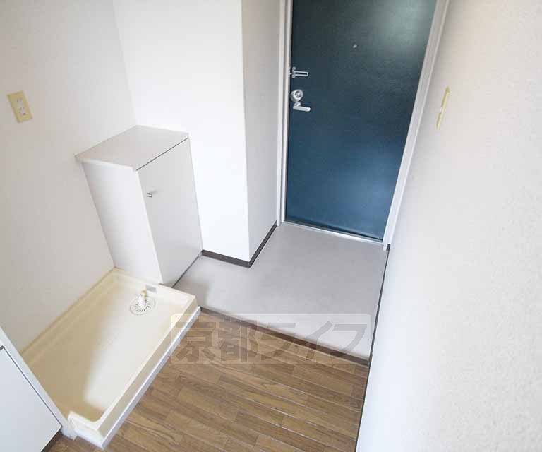 Entrance. It is the entrance with a space.