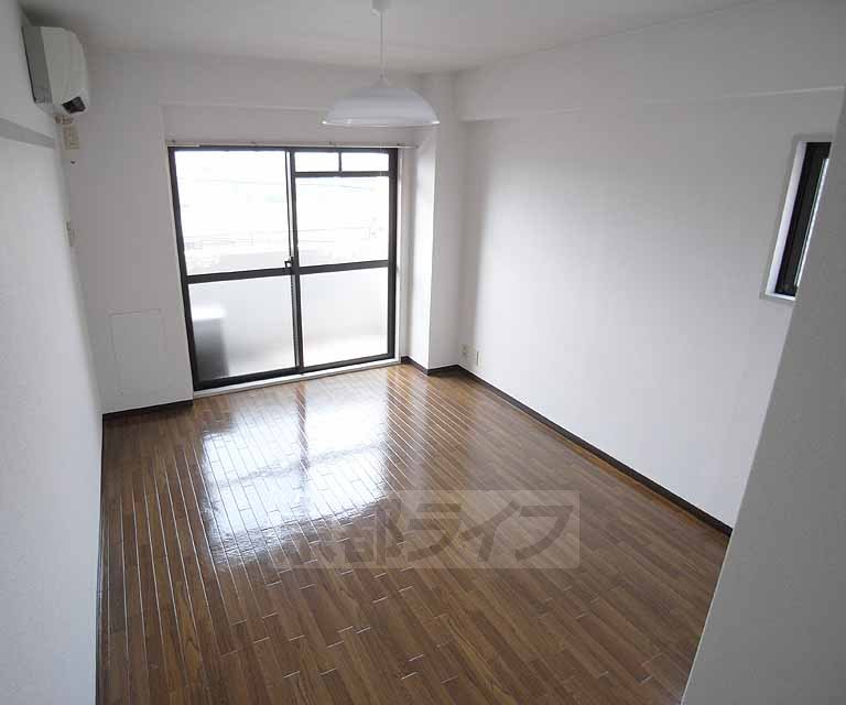 Living and room. From the point of view of the slightly higher.