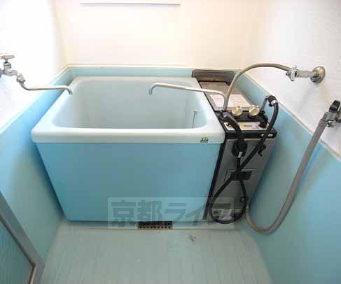 Bath. Attention to the shade of the bath