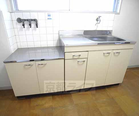 Kitchen. It is self-catering in the large kitchen.