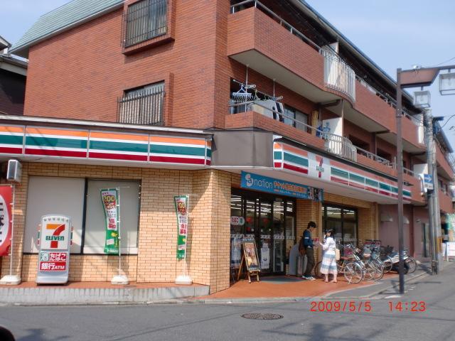 Convenience store. 550m to Seven-Eleven (convenience store)