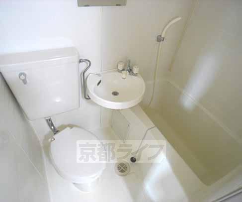 Bath. Beautiful unit bus.