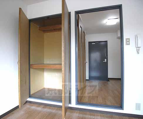 Receipt. Armoire. This storage capacity pat.