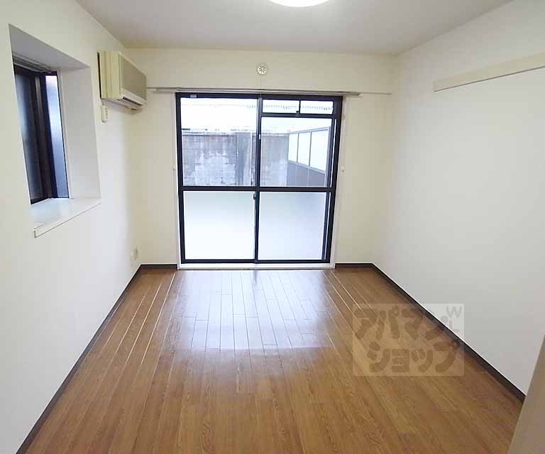 Living and room. Western-style 6.7 Pledge, Facing south!