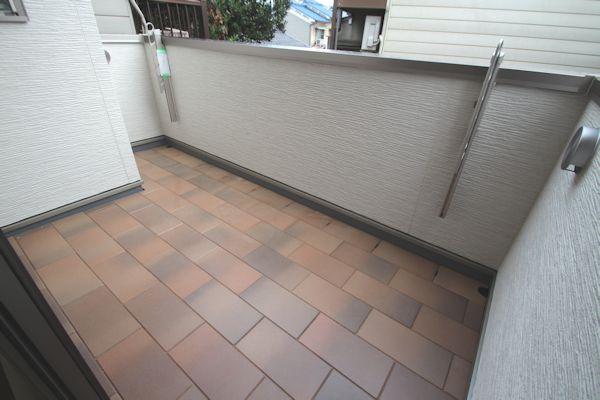 Balcony. South toward balcony! 