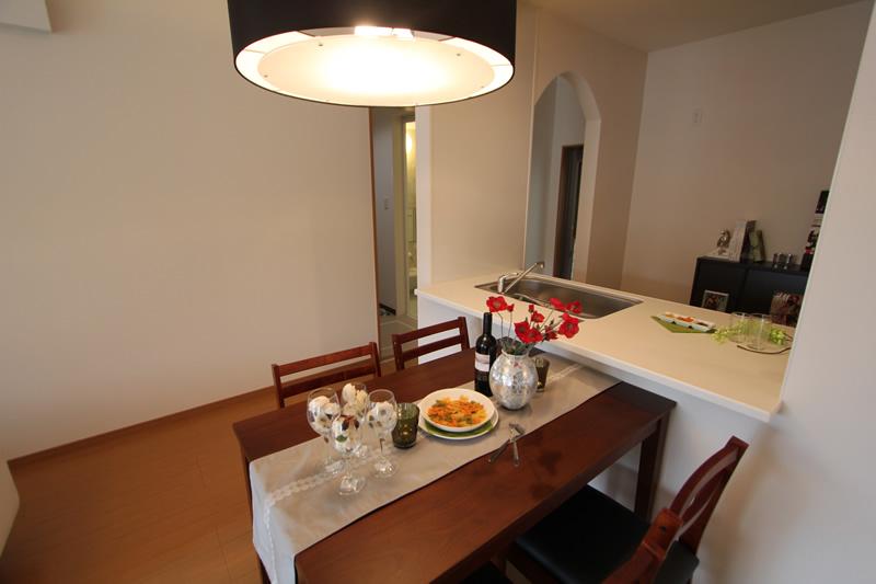 Model house photo. On our model house face-to-face kitchen of the plan is to carry on smoothly cuisine, It is safe can have small children and overlooks the room!