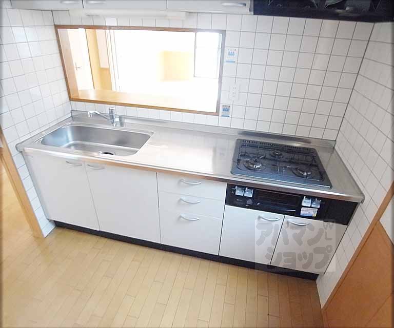 Kitchen. Convenient three-necked stove!