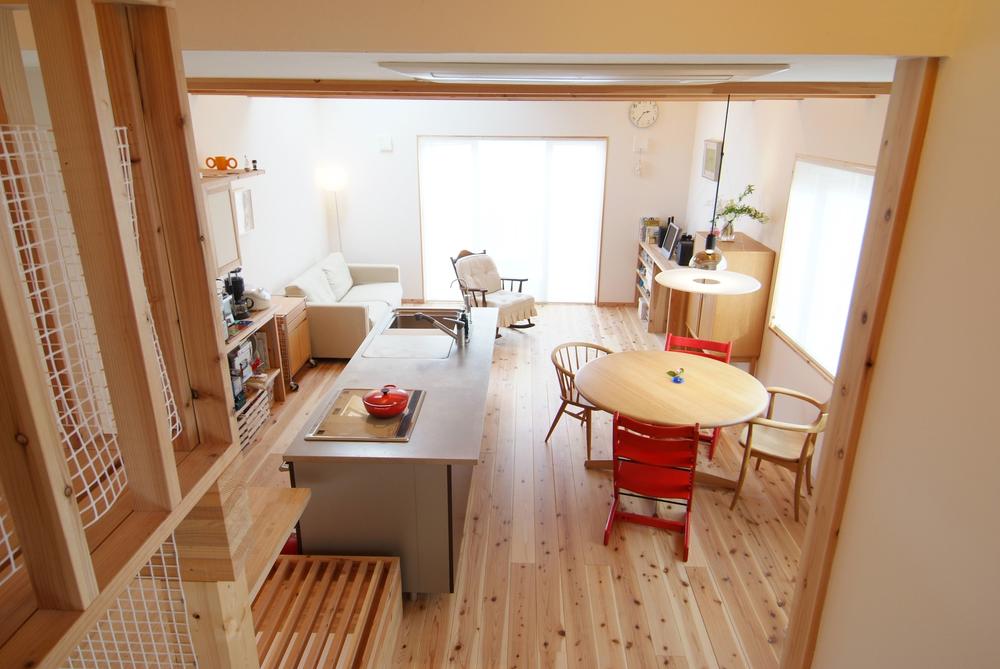 Kitchen.  [Example of construction] Fun meal with the family in the face-to-face kitchen. Insert a bright light from large windows. 