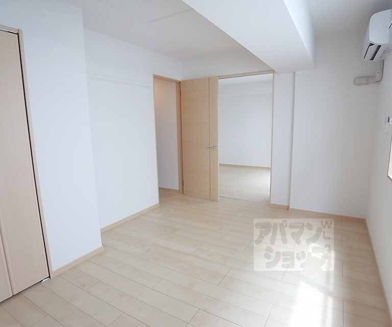 Living and room. Living room is next to the Western-style.