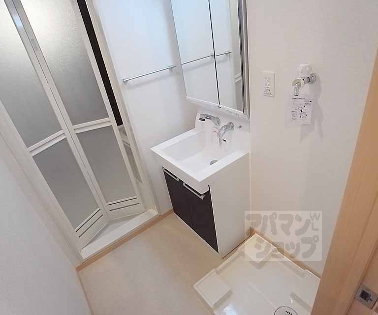 Washroom. Dressing room. Shampoo dresser!