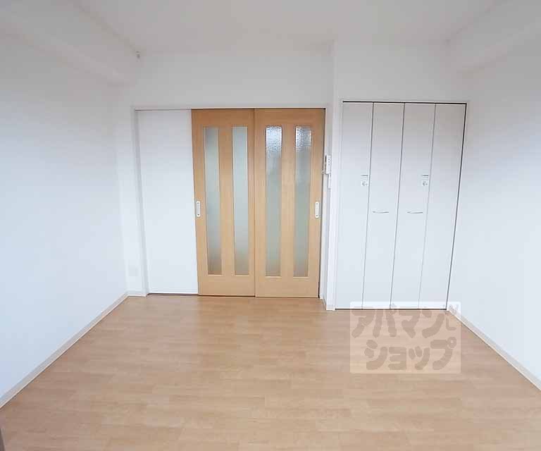 Living and room. Floor plan of nearly square.