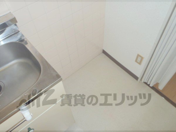 Other room space. Refrigerator yard