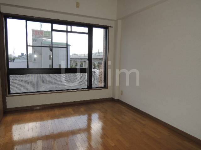 Living and room. All flooring