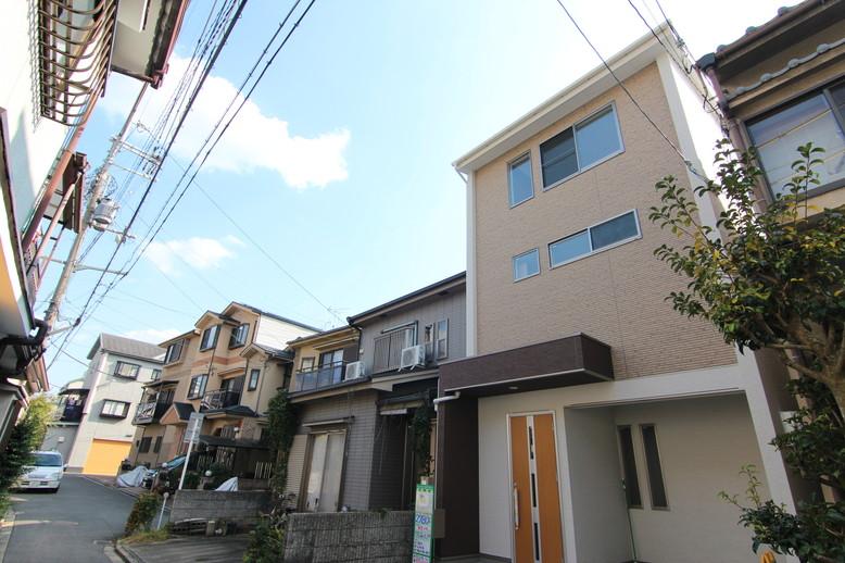 Local photos, including front road. Local streets photo