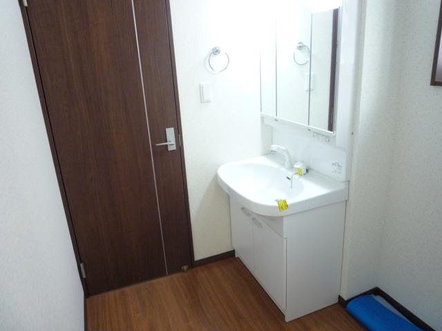 Other Equipment. With hand shower! Cleansing also shampoo is also a breeze!