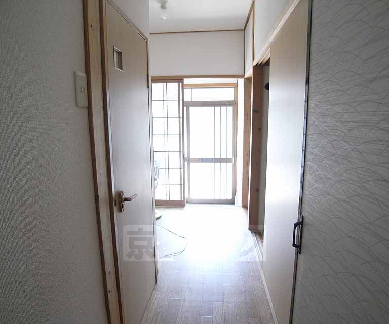 Entrance. Is the entrance and the corridor.