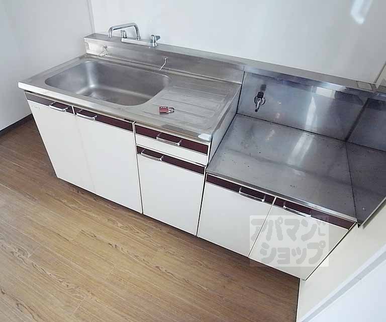 Kitchen. Two-burner stove installation Allowed!