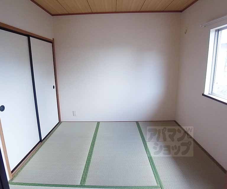 Living and room. 4.5 Pledge Japanese-style room.