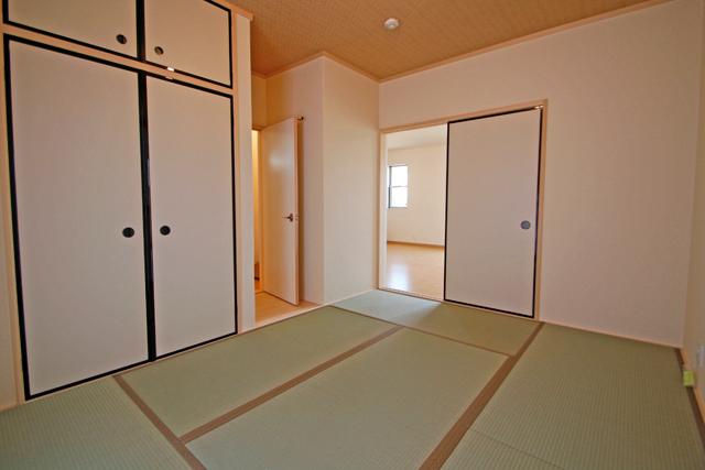 Non-living room. Daikabe Japanese-style room in with shoji finish