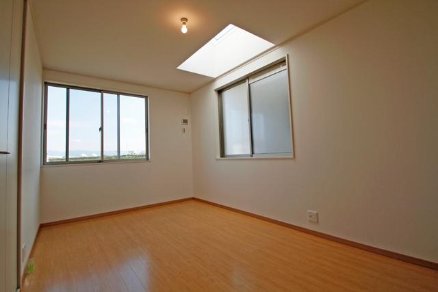 Non-living room. (Western-style introspection)