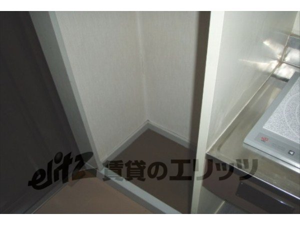 Other room space. Refrigerator yard