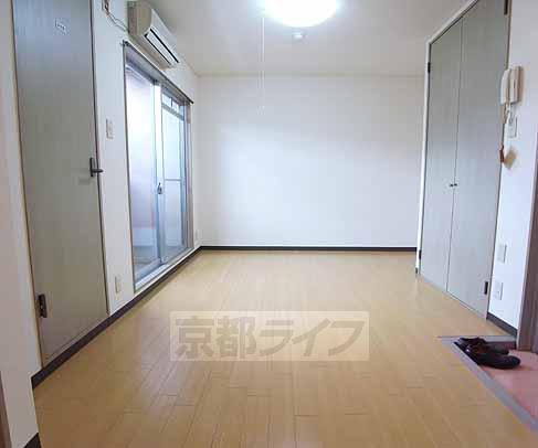 Living and room. Spacious 1ROOM.