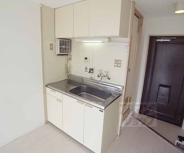 Kitchen. Gas stove installation Allowed.