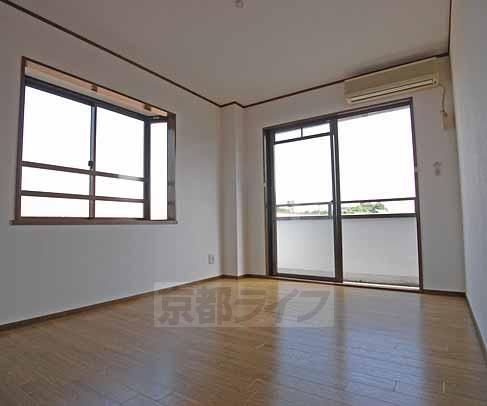 Living and room. On the corner room, Is a bay window with. : Photos diversion