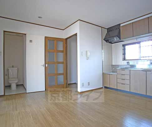 Living and room. Toilet in the living room ・ Washroom is located next.