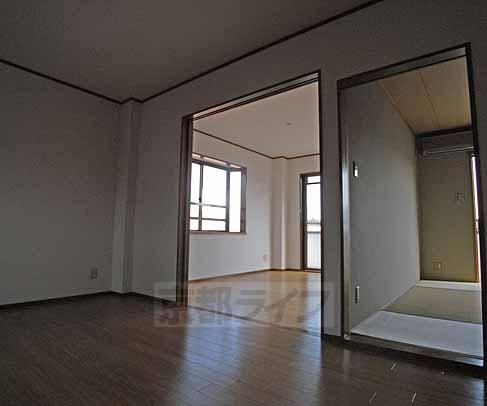 Living and room. Western is.