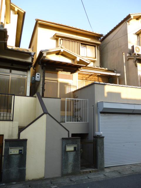 Local appearance photo. We do some painting of the outer wall in October 2013. 