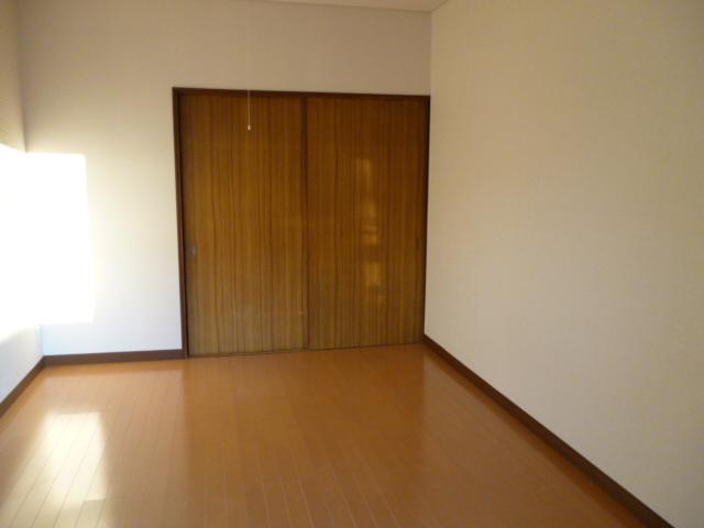 Non-living room. Western-style is day is good. 