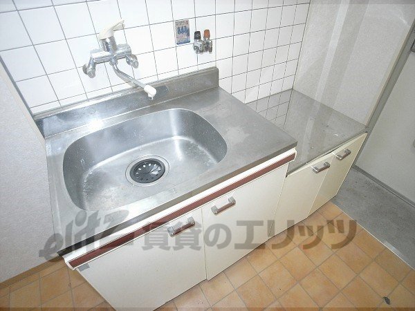 Kitchen. Two-burner stove is can be installed.