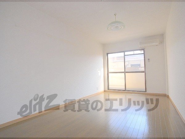 Living and room. It is 9 Pledge of spread.