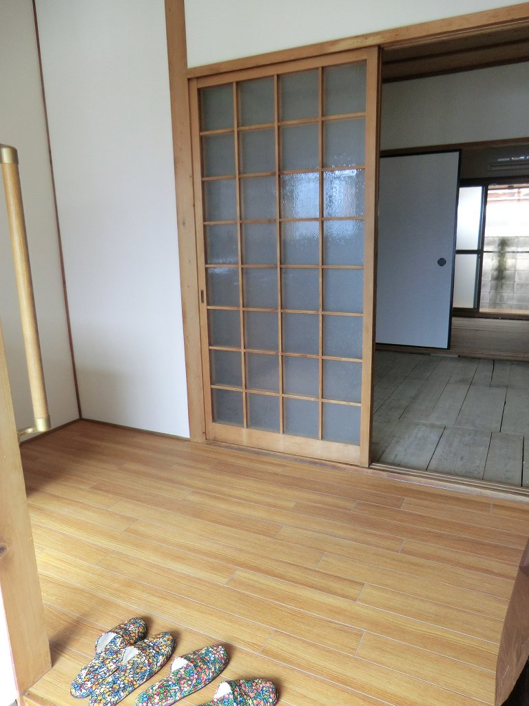 Entrance. Entrance is also made of loose.