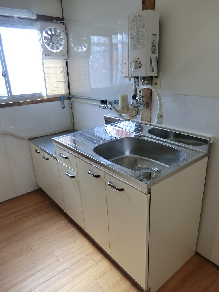 Kitchen. Gas stove 2 burners can be installed