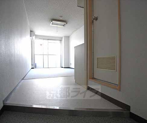 Entrance. Room seen from the entrance