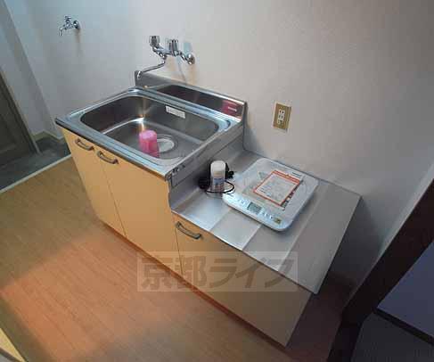 Kitchen. Is a kitchen that definitive two-necked stove.