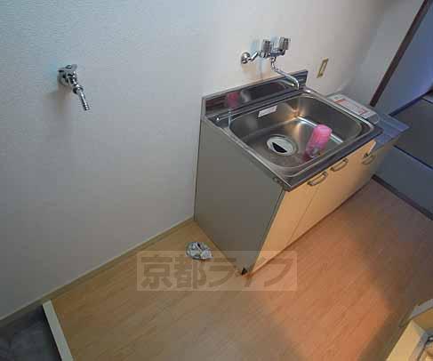 Entrance. Washing machine is put on the front door.