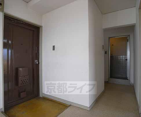 Entrance. Back is the bathroom.