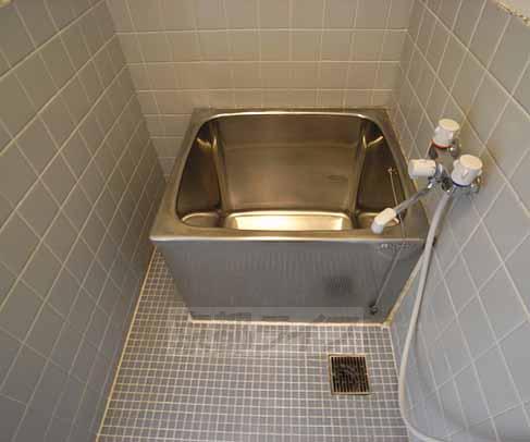 Bath. Saving of hot water, Small It should be noted that the bath.