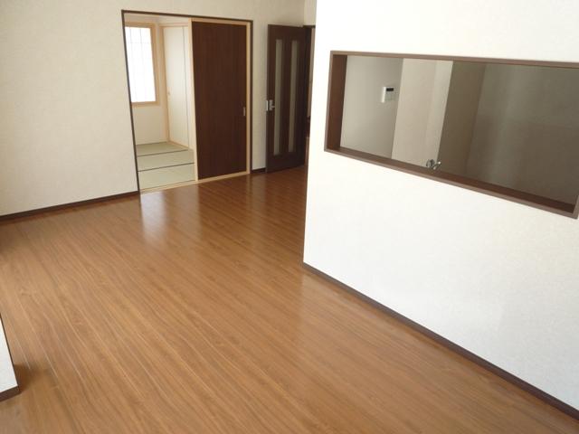 Same specifications photos (living). Living + spacious space in a Japanese-style room More