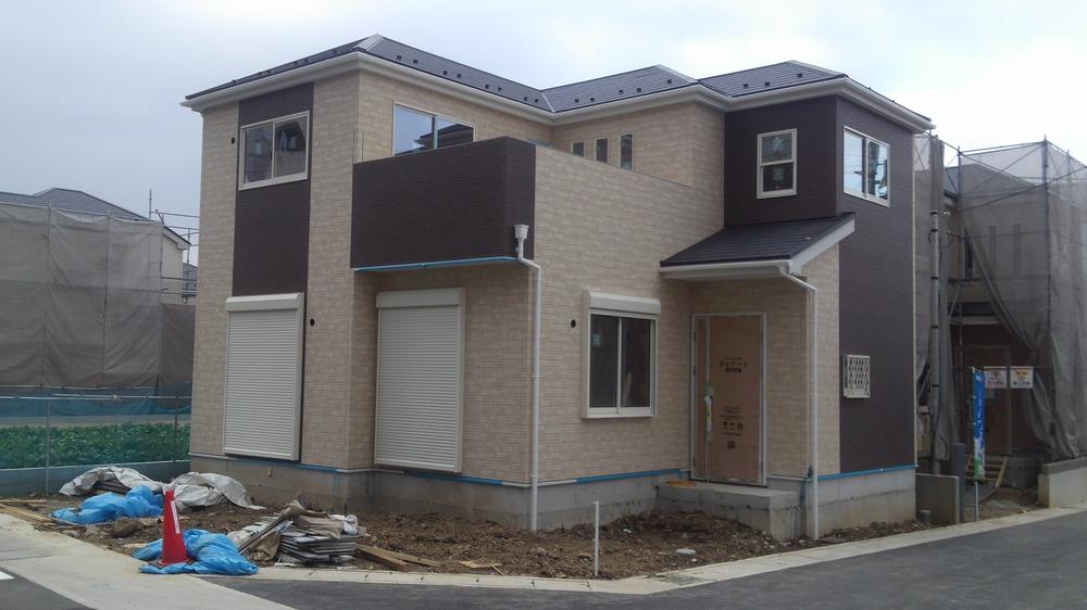 Local photos, including front road. One after another completed! 