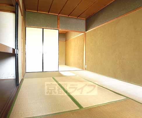 Living and room. Is a Japanese-style room.