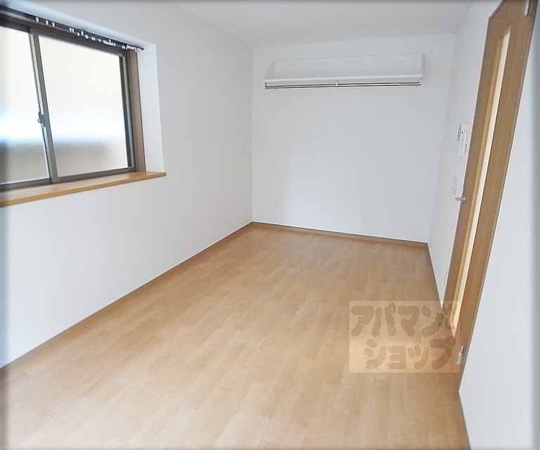 Living and room. You can use comfortably!