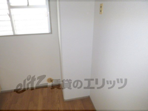 Other room space. Refrigerator yard