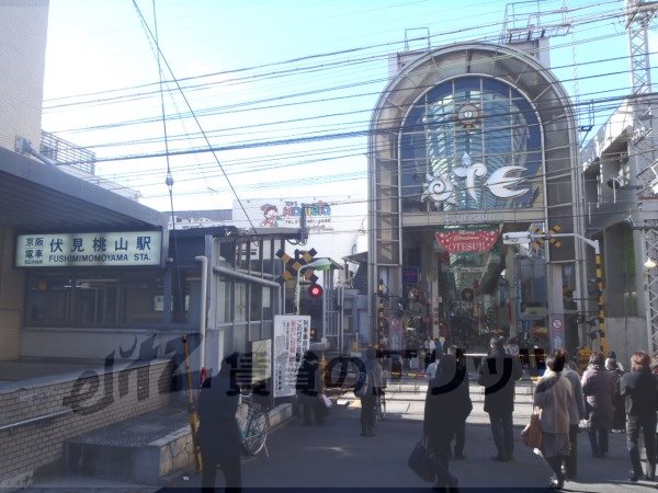 Shopping centre. 1070m to the major muscle mall (shopping center)