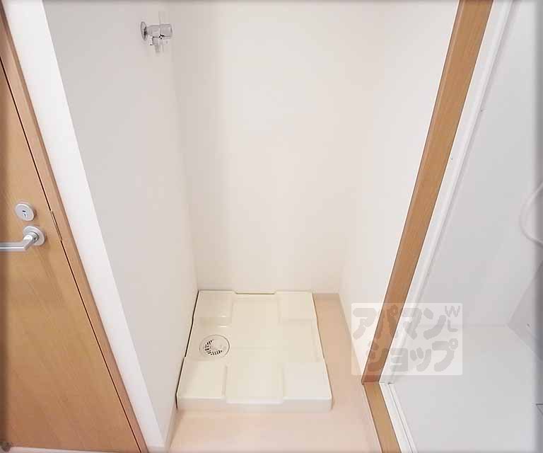 Other room space. This washing machine Storage.